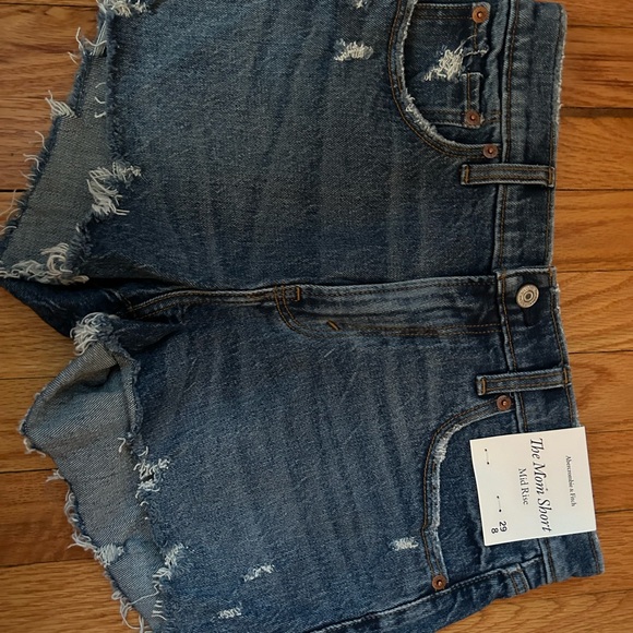 NWT- Abercrombie Mom Short- Midrise - Picture 5 of 6